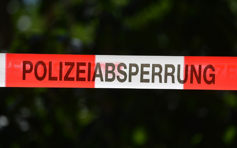 Ein Absperrband der Polizei sichert einen Tatort. (Symbolbild) - Foto: Hendrik Schmidt/dpa