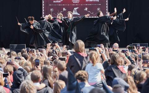 Darsteller führen auf der Bühne am Hamburger Rathaus einen Tanz aus dem Musical «Harry Potter und das verwunschene Kind» auf. - Foto: Georg Wendt/dpa