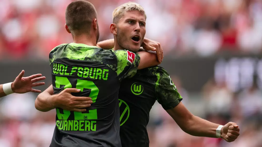 Jonas Wind (r) brachte Wolfsburg beim Sieg in Köln zurück ins Spiel. - Bild: Marius Becker/dpa