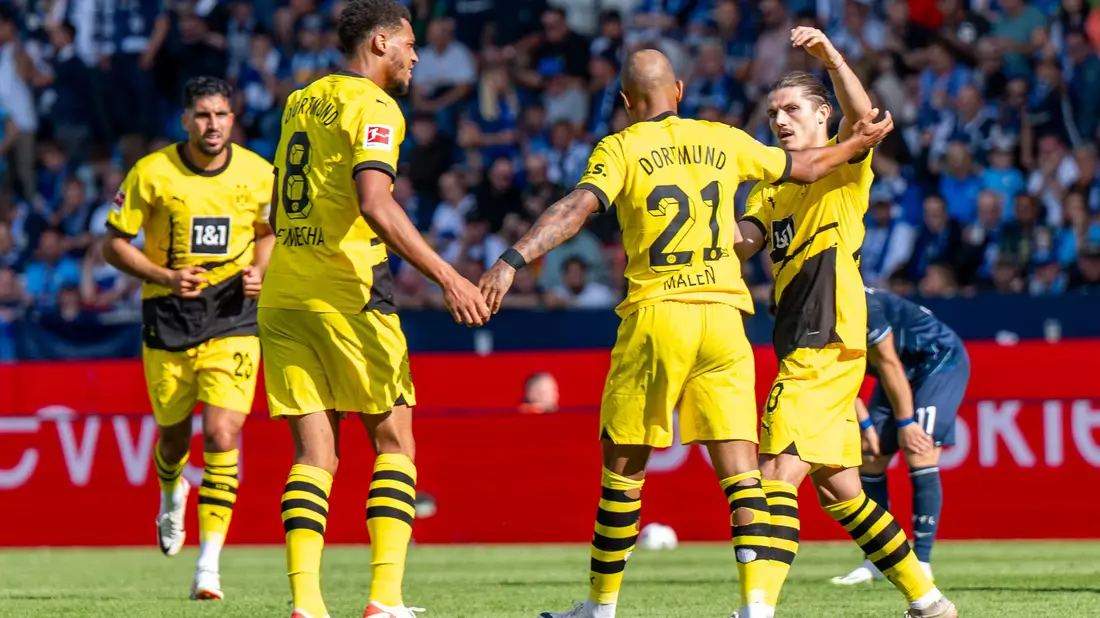 Donyell Malen (2.v.r) rettet Dortmund einen Punkt in Bochum. - Bild: David Inderlied/dpa