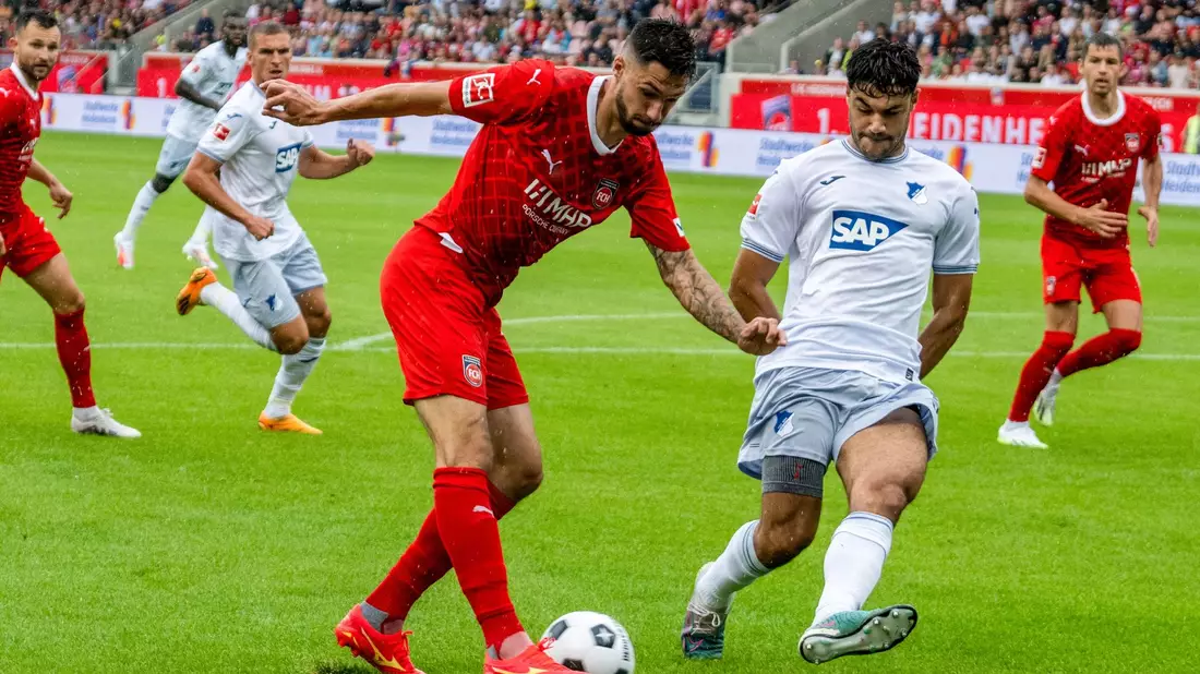 Tim Kleindienst (l) verpasste mit Aufsteiger Heidenheim den ersten Bundesliga-Sieg. - Bild: Stefan Puchner/dpa