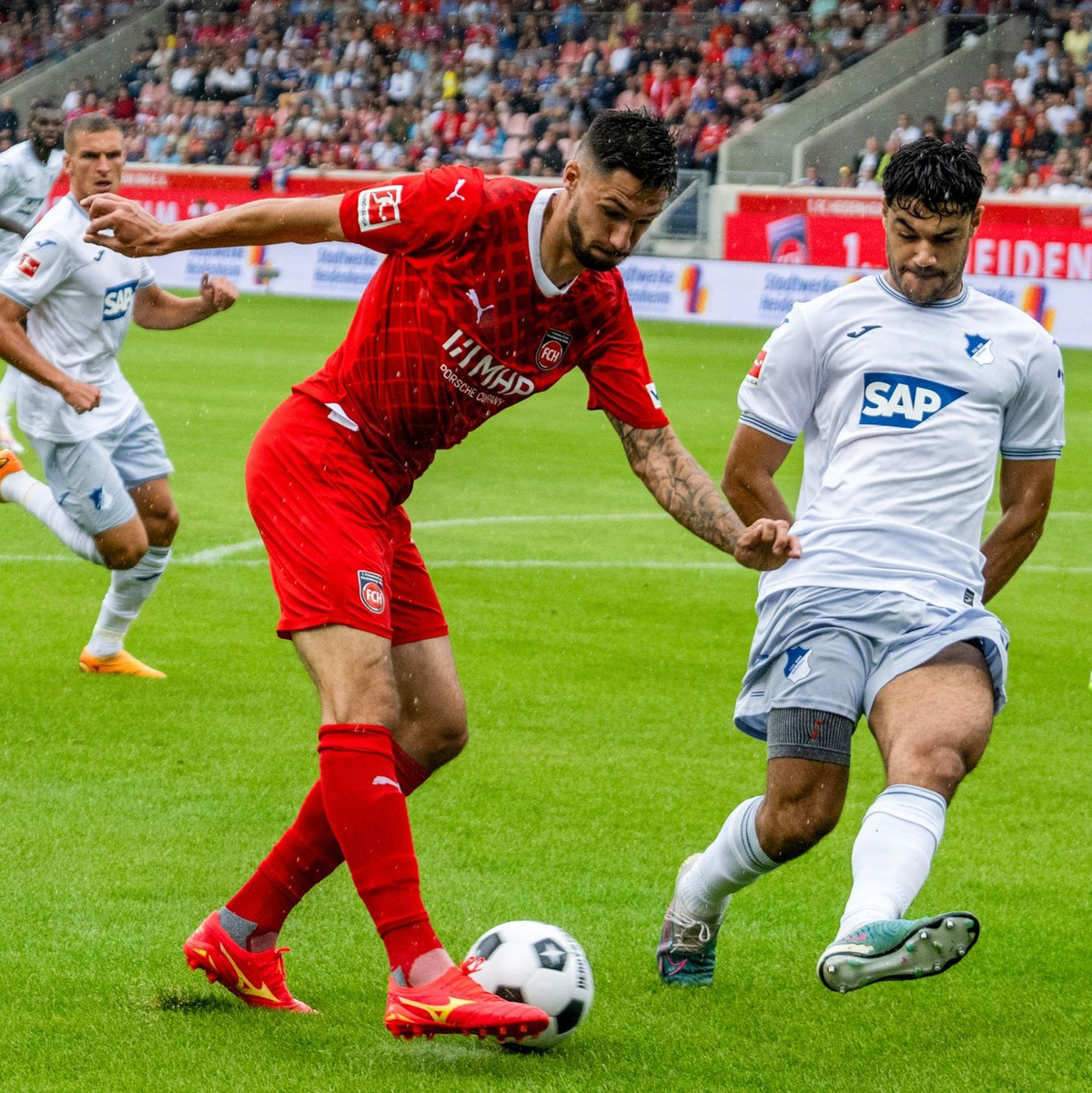 Tim Kleindienst (l) verpasste mit Aufsteiger Heidenheim den ersten Bundesliga-Sieg. - Foto: Stefan Puchner/dpa