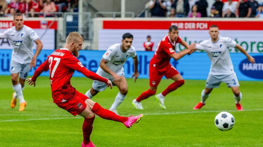 Vergab gegen Hoffenheim einen Elfmeter: Heidenheims Jan-Niklas Beste. - Bild: Stefan Puchner/dpa