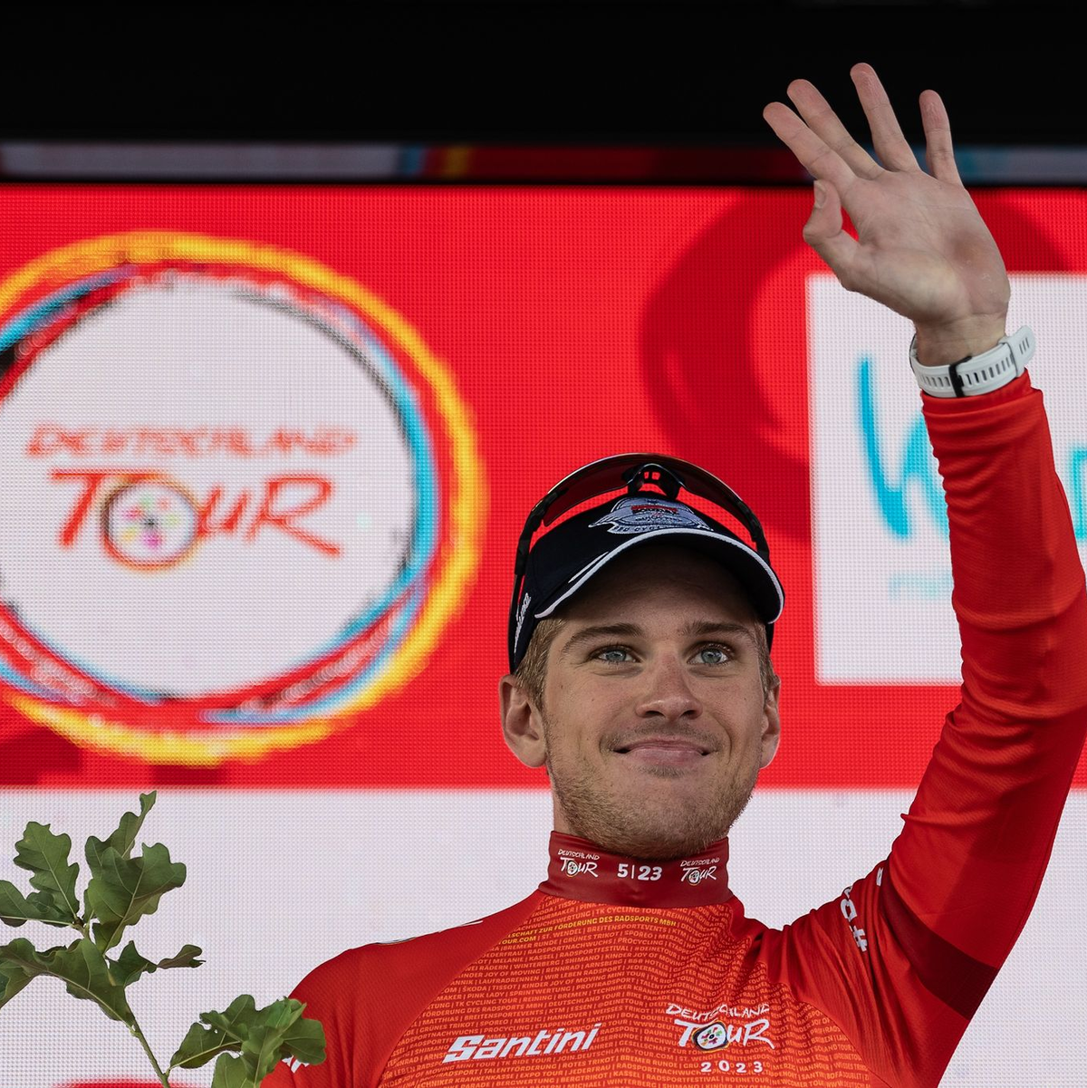 Geht im Roten Trikot auf die Schlussetappe der Deutschland Tour: Ilan van Wilder. - Foto: Swen Pförtner/dpa