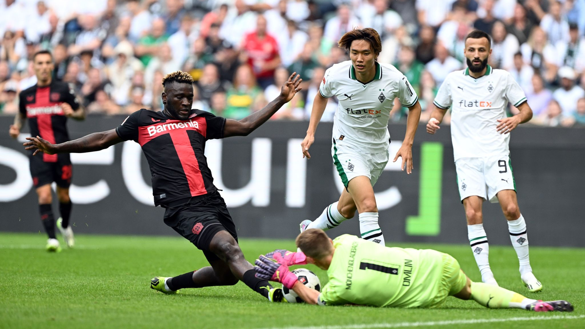 Netzte beim Leverkusener Sieg in Gladbach gleich doppelt ein: Victor Boniface (r). - Foto: Federico Gambarini/dpa