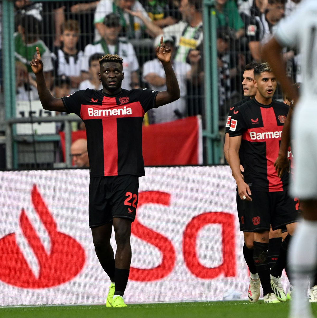 Victor Boniface war der gefeierte Bayer-Profi bei Leverkusens Sieg in Gladbach. - Foto: Federico Gambarini/dpa