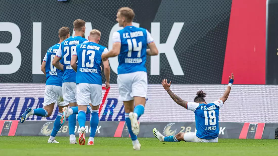 Rostocks Juan Jose Perea (r) jubelt nach seinem Tor zum 1:0 mit seinen Teamkollegen. - Bild: Marcus Völker/Fotostand/dpa