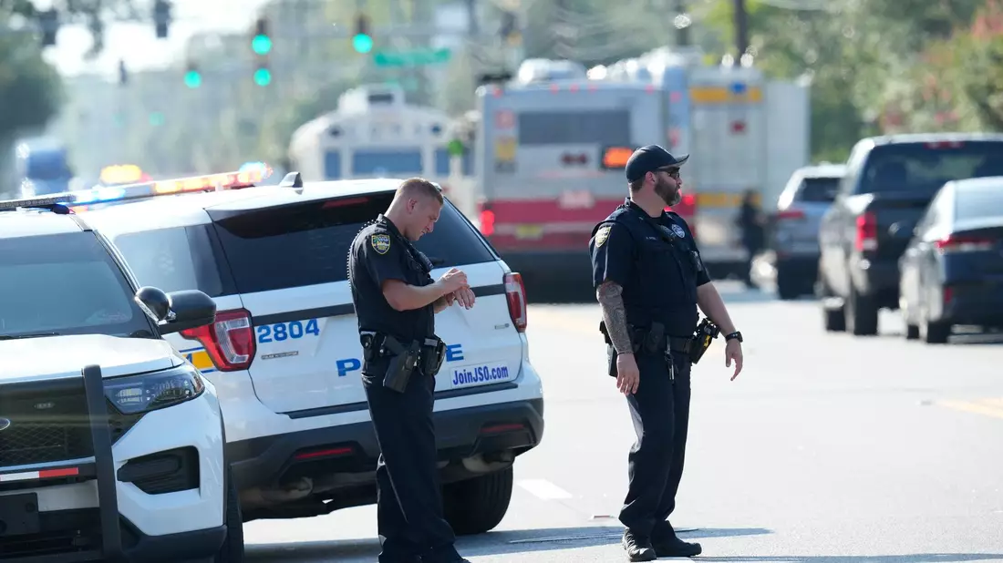 Polizeibeamte aus Jacksonville sperren den Tatort ab. - Bild: John Raoux/AP/dpa