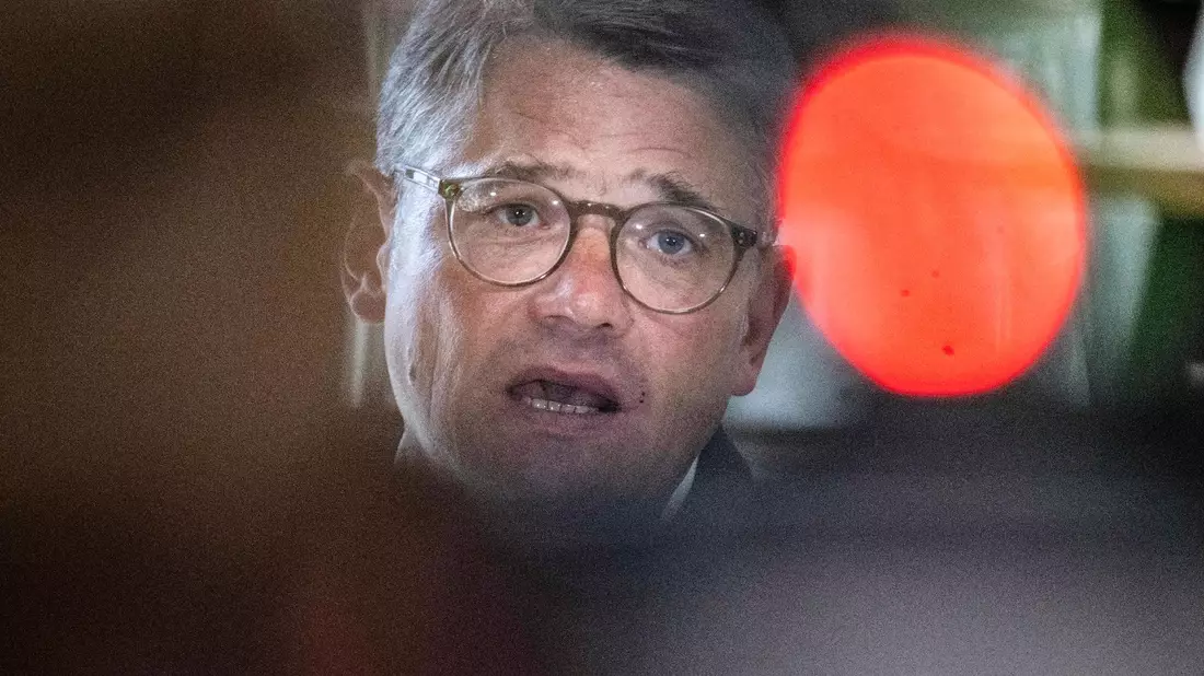 «Wir brauchen (...) einen Kanzlerkandidaten, den die gesamte Partei mitträgt und der auch die ganze Partei begeistert», sagt Hessens Ministerpräsident Boris Rhein (CDU). - Bild: Boris Roessler/dpa