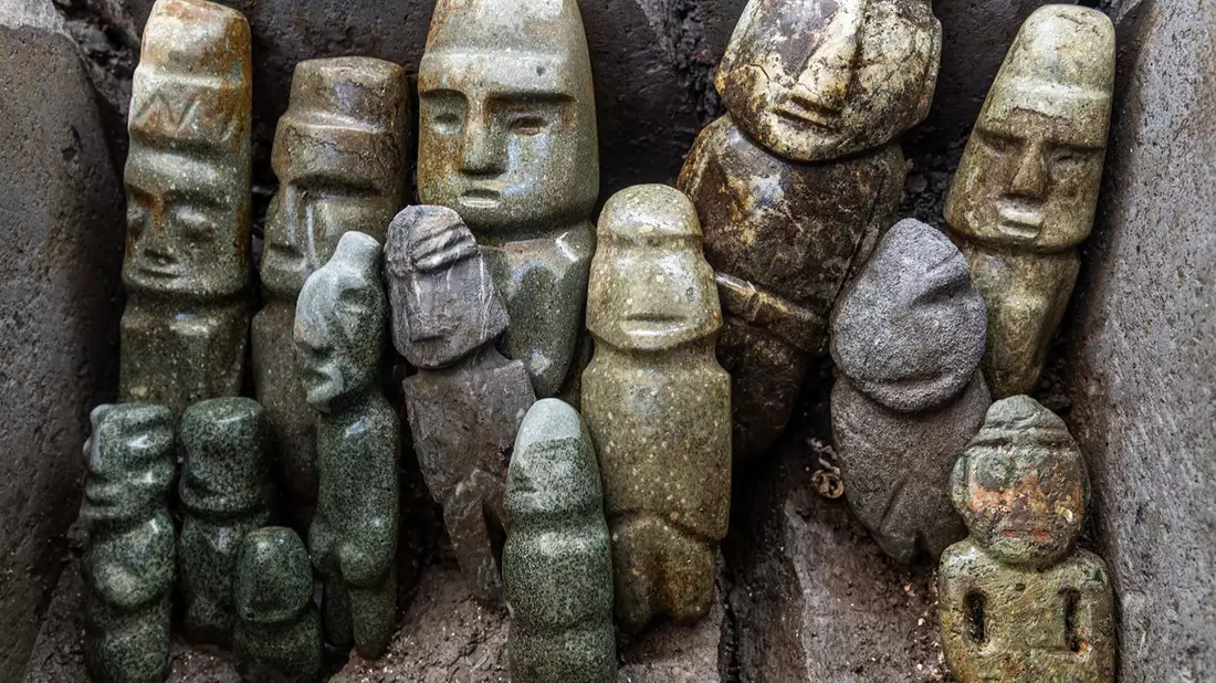 Die vom Nationalen Institut für Anthropologie und Geschichte (INAH) zur Verfügung gestellte Aufnahme zeigt Skulpturen als Teil eines archäologischen Fundes. - Bild: INAH/dpa