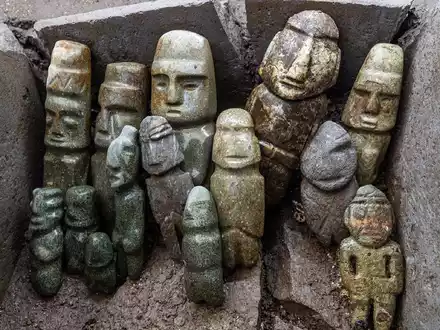 Die vom Nationalen Institut für Anthropologie und Geschichte (INAH) zur Verfügung gestellte Aufnahme zeigt Skulpturen als Teil eines archäologischen Fundes. - Foto: INAH/dpa