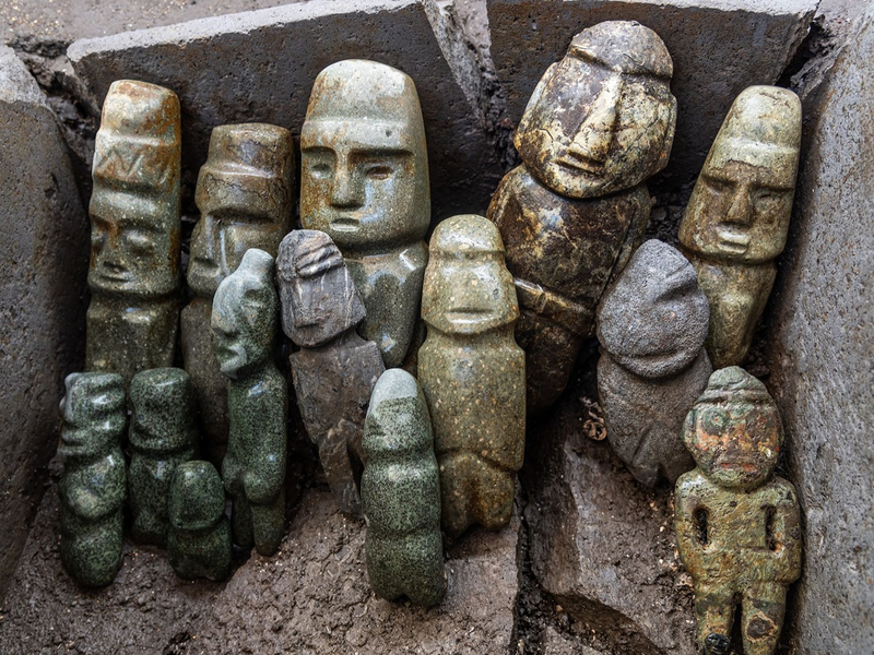 Die vom Nationalen Institut für Anthropologie und Geschichte (INAH) zur Verfügung gestellte Aufnahme zeigt Skulpturen als Teil eines archäologischen Fundes. - Foto: INAH/dpa