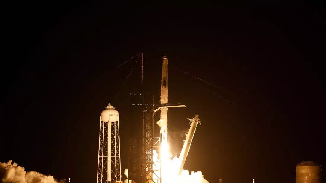Eine SpaceX-Rakete mit Crew hebt in Cape Canaveral ab. - Bild: Terry Renna/AP/dpa