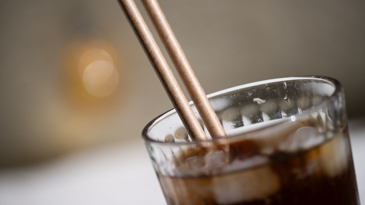 Statt der verbotenen Strohhalme aus Plastik gibt es in vielen Restaurants inzwischen Exemplare aus Papier. - Foto: Sebastian Christoph Gollnow/dpa