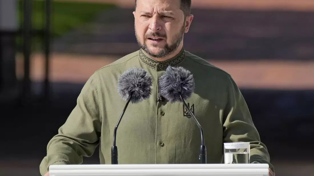 Über bereits erfolgte Zusagen hinaus benötigt die Ukraine laut Präsident Wolodymyr Selenskyj zur Verteidigung gegen den russischen Angriffskrieg rund 100 weitere Kampfflugzeuge. - Bild: ---/kyodo/dpa