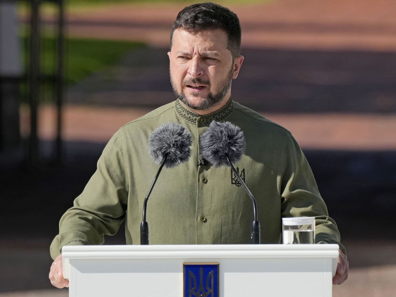 Über bereits erfolgte Zusagen hinaus benötigt die Ukraine laut Präsident Wolodymyr Selenskyj zur Verteidigung gegen den russischen Angriffskrieg rund 100 weitere Kampfflugzeuge. - Foto: ---/kyodo/dpa