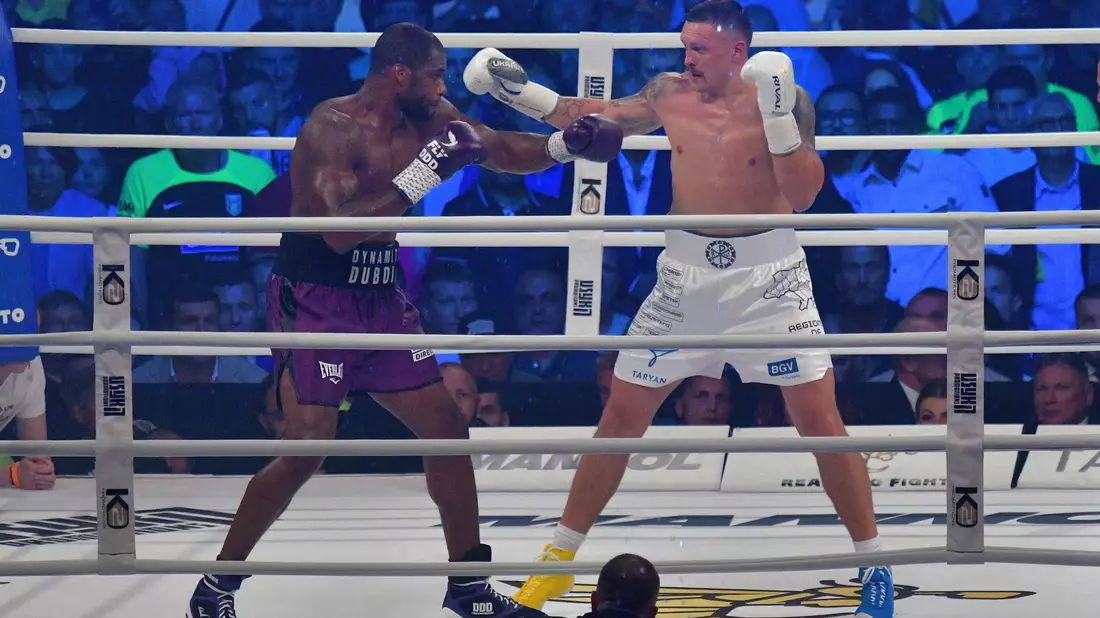 Oleksandr Usyk (r) in Aktion gegen Daniel Dubois. - Bild: Sebastian Borowski/PAP/dpa