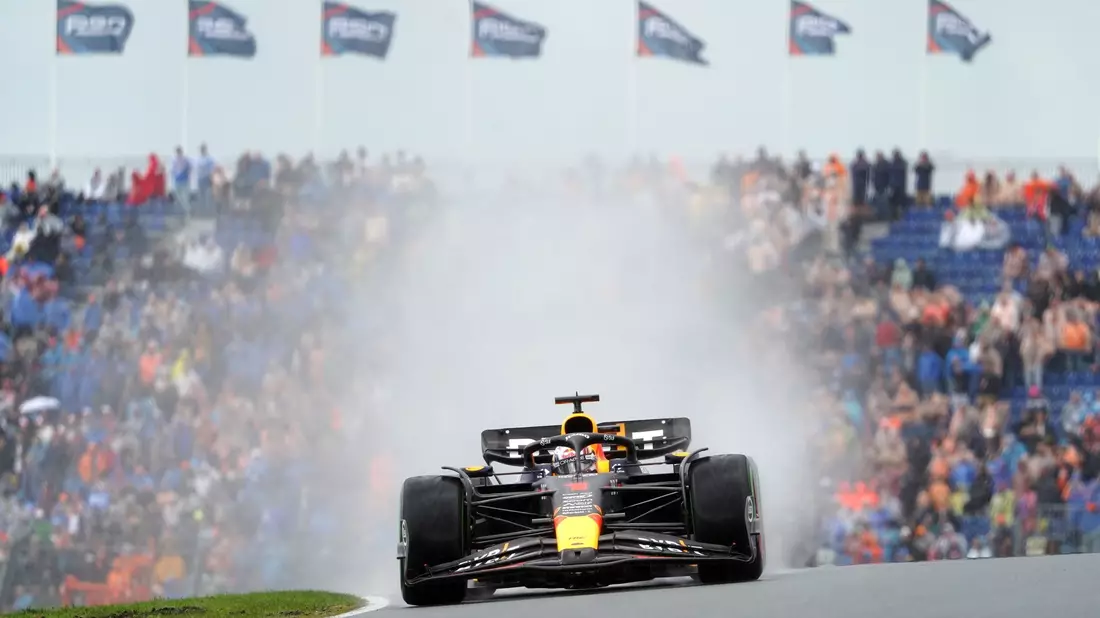 Max Verstappen vom Team Red Bull steuert sein Auto über die Rennstrecke. - Bild: Tim Goode/PA Wire/dpa