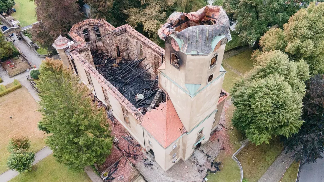 Die Ruine der evangelischen Stadtkirche in Großröhrsdorf nach dem Großbrand. - Bild: Sebastian Kahnert/dpa