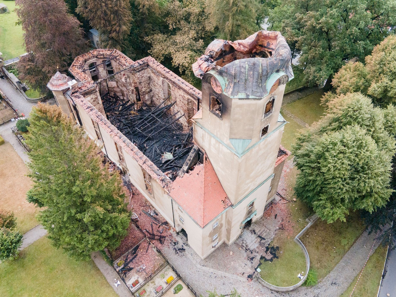 Die Ruine der evangelischen Stadtkirche in Großröhrsdorf nach dem Großbrand. - Foto: Sebastian Kahnert/dpa