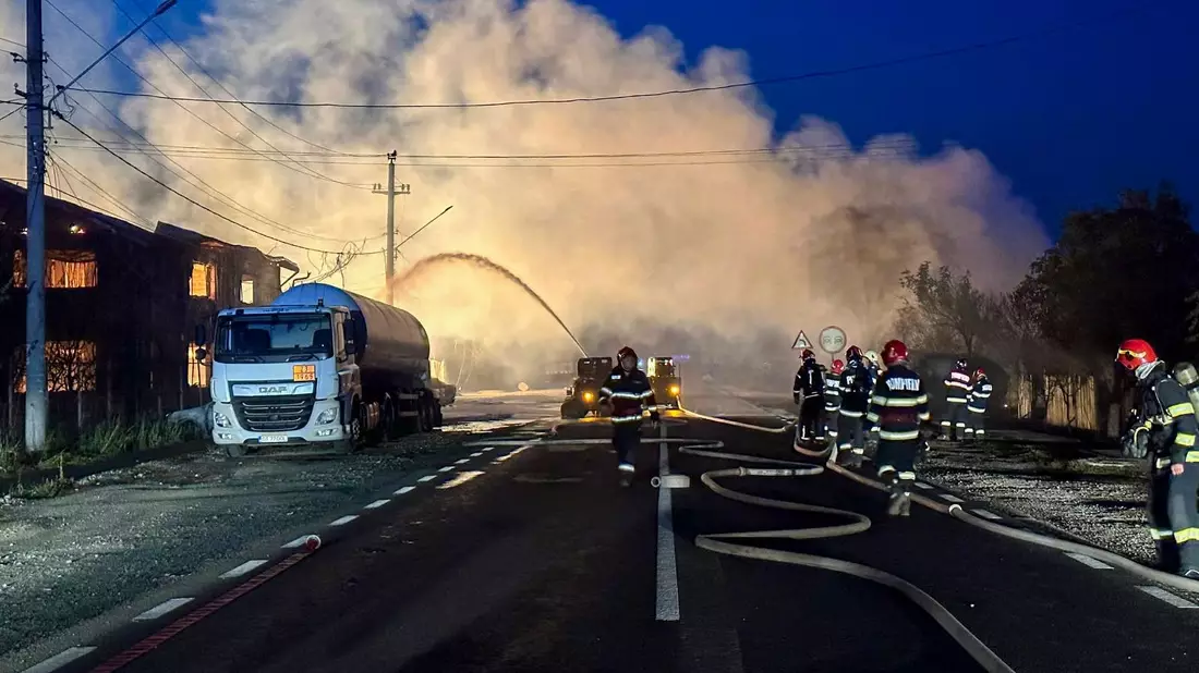 Feuerwehrleute bei Löscharbeiten nach einer Explosion an einer Tankstelle für Flüssiggas (LPG). - Bild: Uncredited/IGSU Romanian Emergency Services/AP/dpa