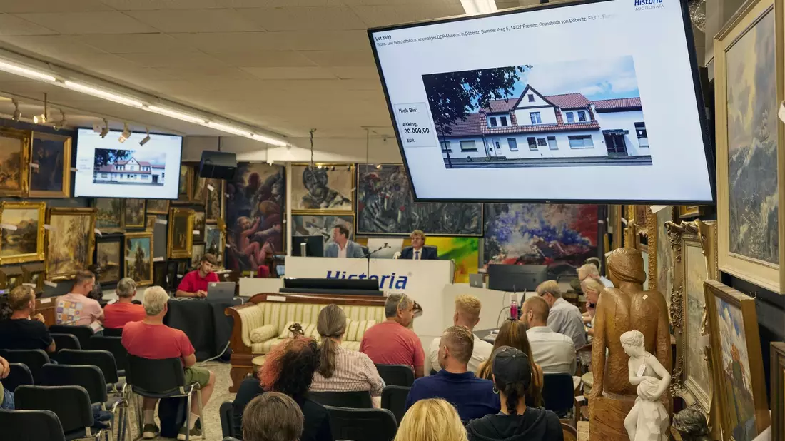 Im Auktionshaus Historia wird die komplette Sammlung des DDR-Museums Döberitz versteigert. - Bild: Joerg Carstensen/dpa