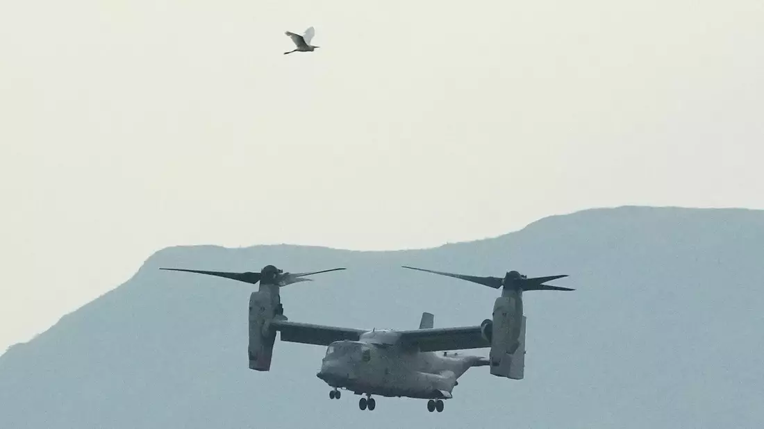 Kipprotor-Wandelflugzeug von Typ OV-22 Osprey des US-Militärs. Ein solches Flugzeug ist in Australien bei einer Übung abgestürzt. - Bild: Aaron Favila/AP/dpa