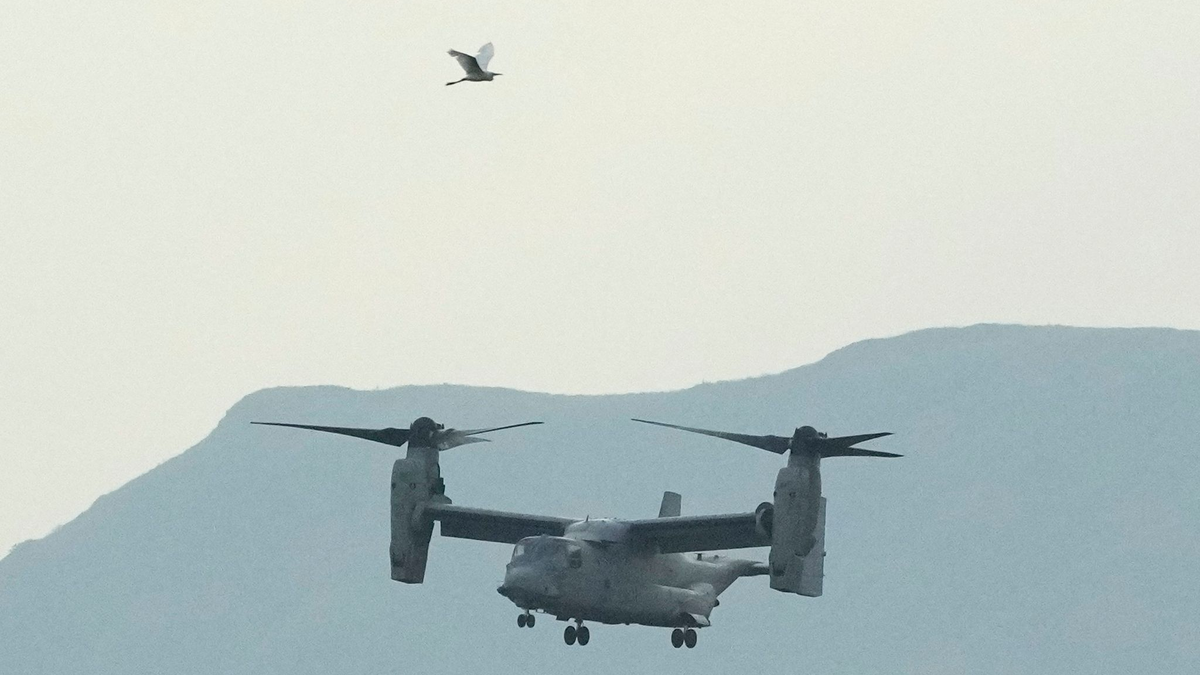 Kipprotor-Wandelflugzeug von Typ OV-22 Osprey des US-Militärs. Ein solches Flugzeug ist in Australien bei einer Übung abgestürzt. - Foto: Aaron Favila/AP/dpa
