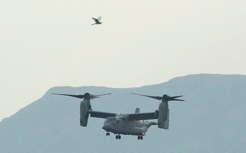 Kipprotor-Wandelflugzeug von Typ OV-22 Osprey des US-Militärs. Ein solches Flugzeug ist in Australien bei einer Übung abgestürzt. - Foto: Aaron Favila/AP/dpa