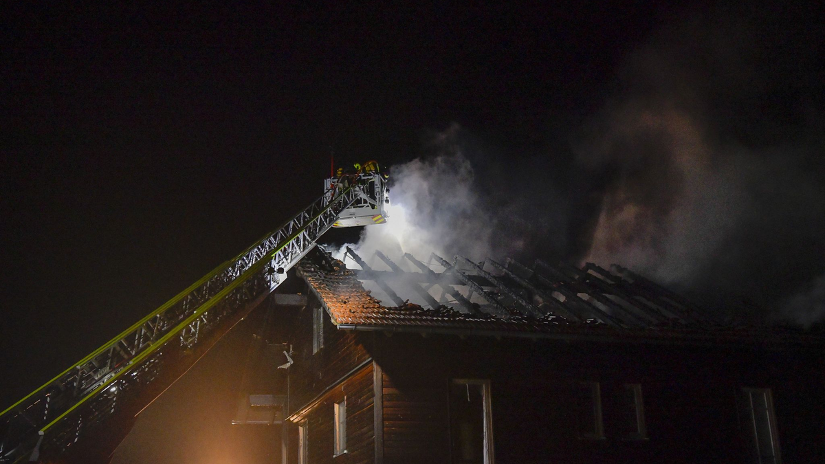 Die Feuerwehr löscht den Brand im Dachstuhl eines Hauses nach einem Blitzeinschlag. - Foto: Markus Zechbauer/zema-medien/dpa
