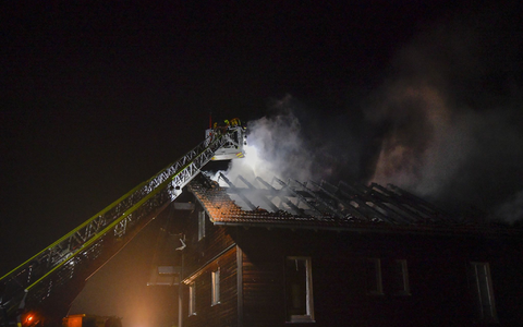 Die Feuerwehr löscht den Brand im Dachstuhl eines Hauses nach einem Blitzeinschlag. - Foto: Markus Zechbauer/zema-medien/dpa