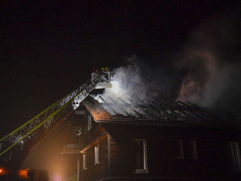 Die Feuerwehr löscht den Brand im Dachstuhl eines Hauses nach einem Blitzeinschlag. - Foto: Markus Zechbauer/zema-medien/dpa
