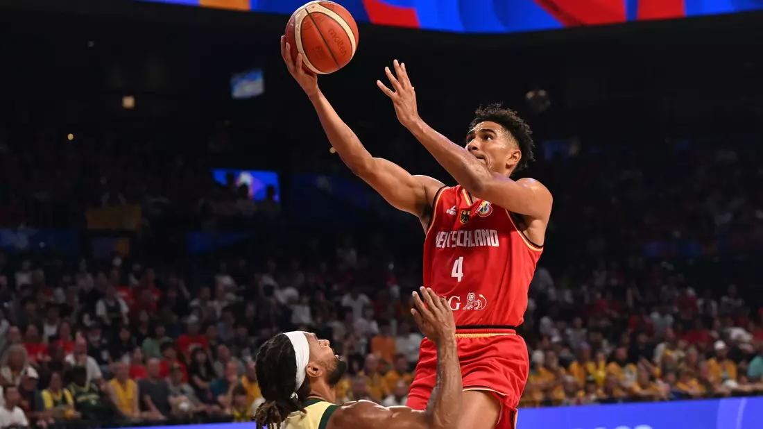 Maodo Lo (r) steigt gegen Australiens Starspieler Patty Mills zum Korbleger hoch. - Bild: Vesa Moilanen/Lehtikuva/dpa