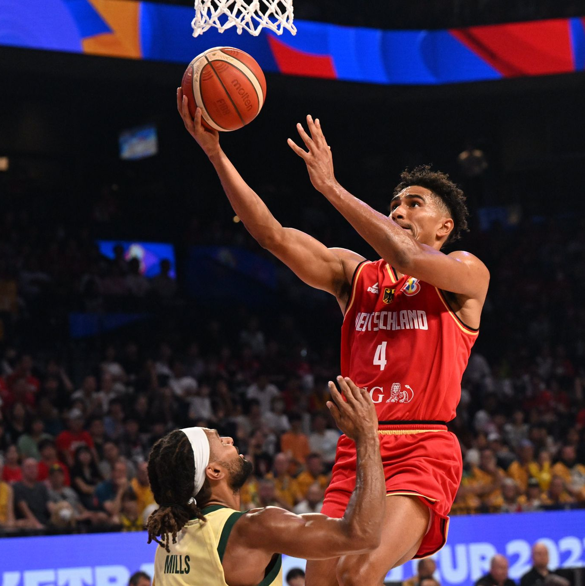 Maodo Lo (r) steigt gegen Australiens Starspieler Patty Mills zum Korbleger hoch. - Foto: Vesa Moilanen/Lehtikuva/dpa