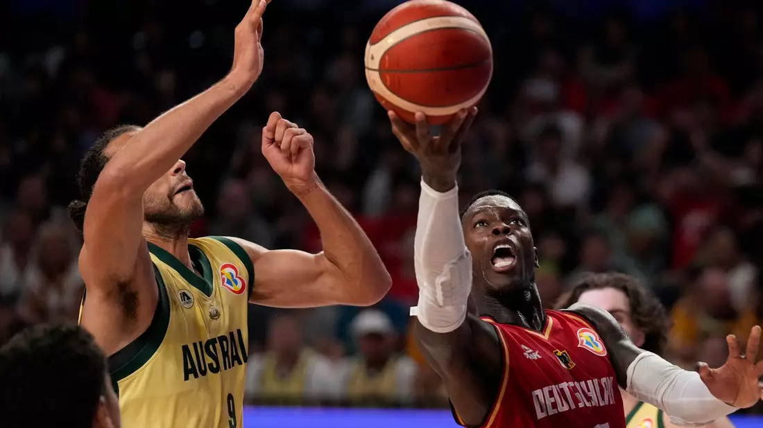 Dennis Schröder (r) führte Deutschland zum Sieg. - Bild: Hiro Komae/AP//dpa