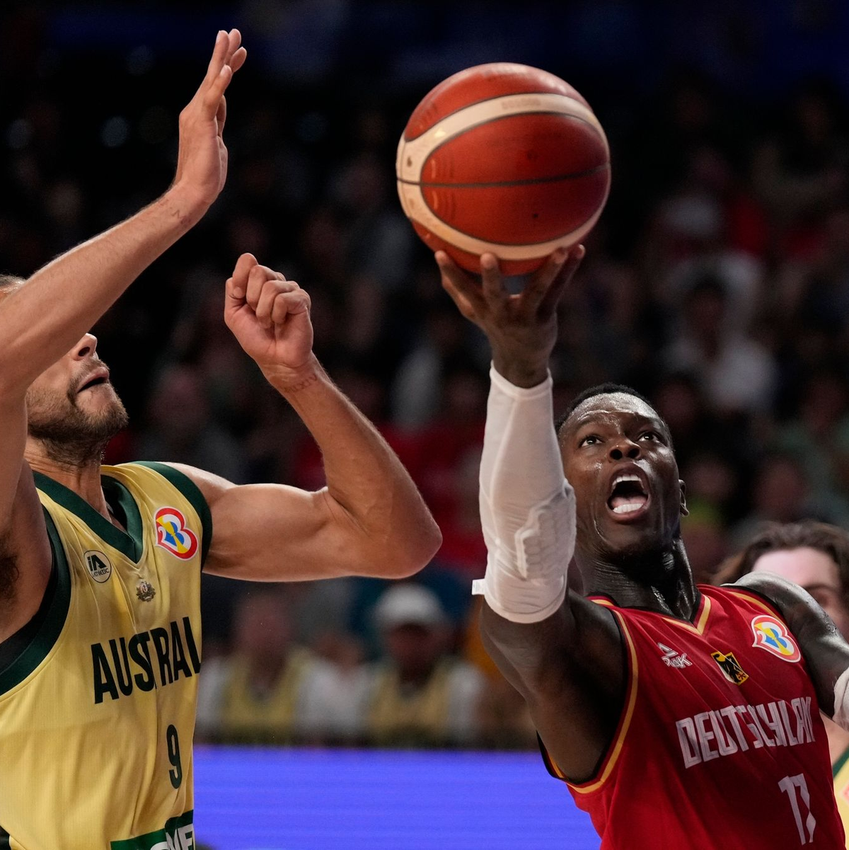 Dennis Schröder (r) führte Deutschland zum Sieg. - Foto: Hiro Komae/AP//dpa