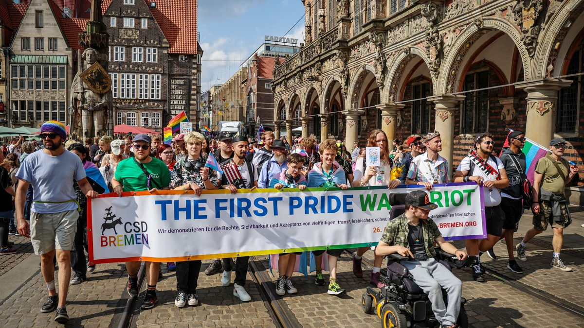 «The first pride was a riot» steht auf diesem Transparent beim Pride-Demonstrationszug durch Bremen. - Foto: Focke Strangmann/dpa