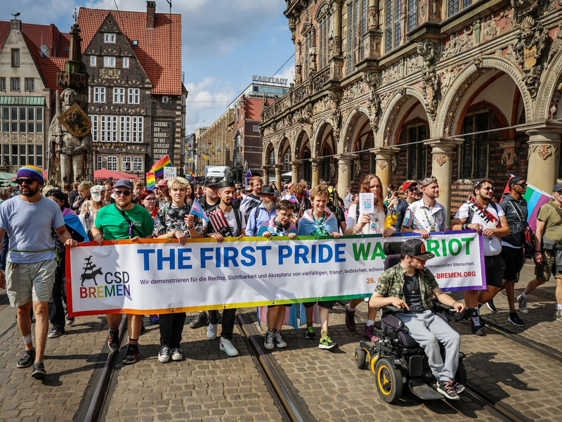«The first pride was a riot» steht auf diesem Transparent beim Pride-Demonstrationszug durch Bremen. - Foto: Focke Strangmann/dpa