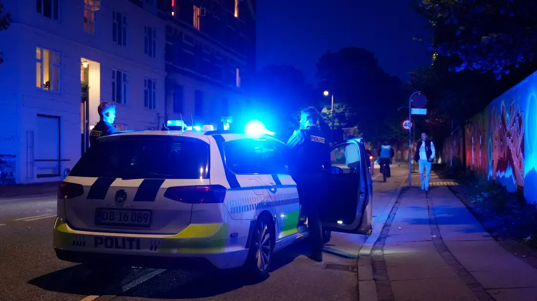 Polizisten treffen am Tatort ein, nachdem in der Kopenhagener Freistadt Christiania Schüsse gefallen waren. - Bild: Emil Helms/Ritzau Scanpix Foto/AP/dpa