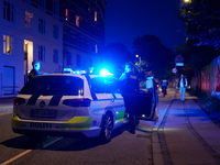 Polizisten treffen am Tatort ein, nachdem in der Kopenhagener Freistadt Christiania Schüsse gefallen waren. - Foto: Emil Helms/Ritzau Scanpix Foto/AP/dpa