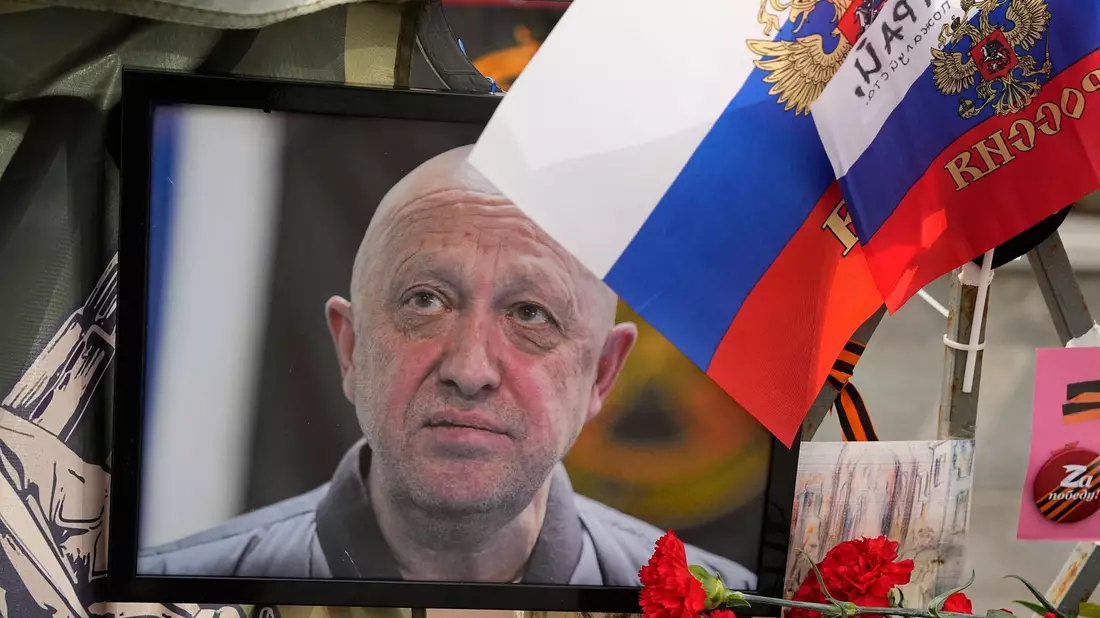Ein Porträt des russischen Söldnerführers Jewgeni Prigoschin steht an einer informellen Gedenkstelle in der Nähe des Kremls. - Bild: Alexander Zemlianichenko/AP/dpa