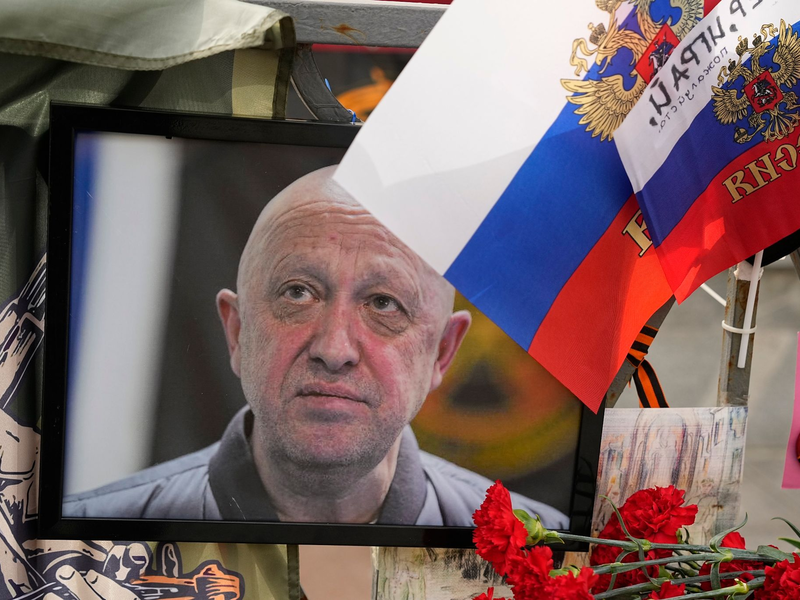 Ein Porträt des russischen Söldnerführers Jewgeni Prigoschin steht an einer informellen Gedenkstelle in der Nähe des Kremls. - Foto: Alexander Zemlianichenko/AP/dpa