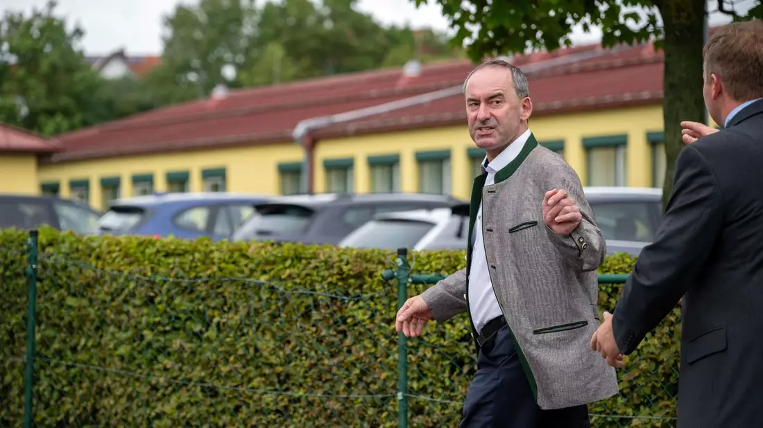 Hubert Aiwanger nach seinem ersten Auftritt nach Bekanntwerden von Vorwürfen um das antisemitisches Flugblatt. - Bild: Pia Bayer/dpa