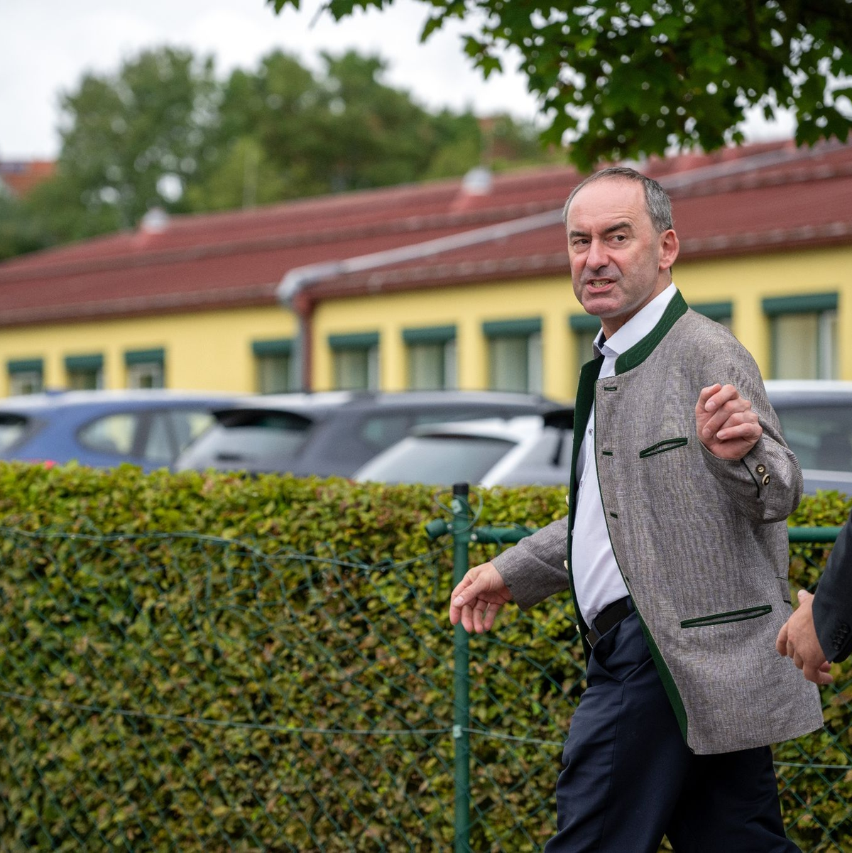 Hubert Aiwanger nach seinem ersten Auftritt nach Bekanntwerden von Vorwürfen um das antisemitisches Flugblatt. - Foto: Pia Bayer/dpa