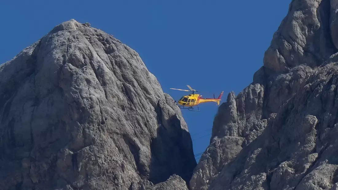 Ein Rettungshubschrauber überfliegt den Punta-Rocca-Gletscher in der Nähe von Canazei in den italienischen Alpen. (Symbolbild) - Bild: Luca Bruno/AP/dpa