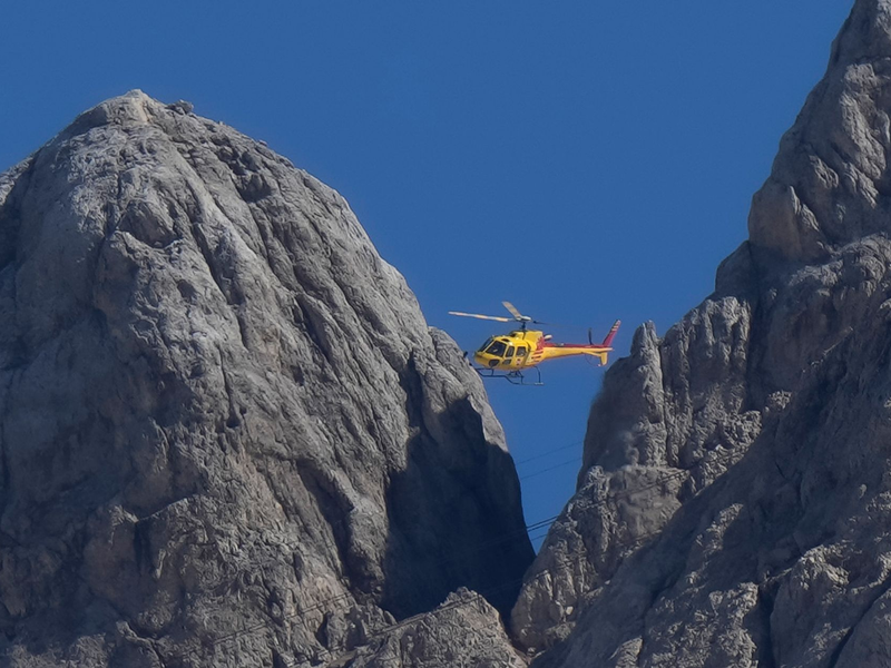 Ein Rettungshubschrauber überfliegt den Punta-Rocca-Gletscher in der Nähe von Canazei in den italienischen Alpen. (Symbolbild) - Foto: Luca Bruno/AP/dpa