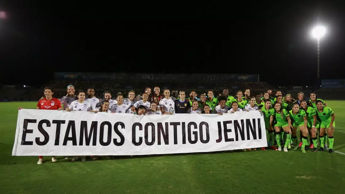 Solidarität: Spielerinnen des mexikanischen Clubs Pachuca halten ein Transparent mit der spanischen Aufschrift «Wir sind mit dir Jenni» hoch. - Bild: Christian Chavez/AP