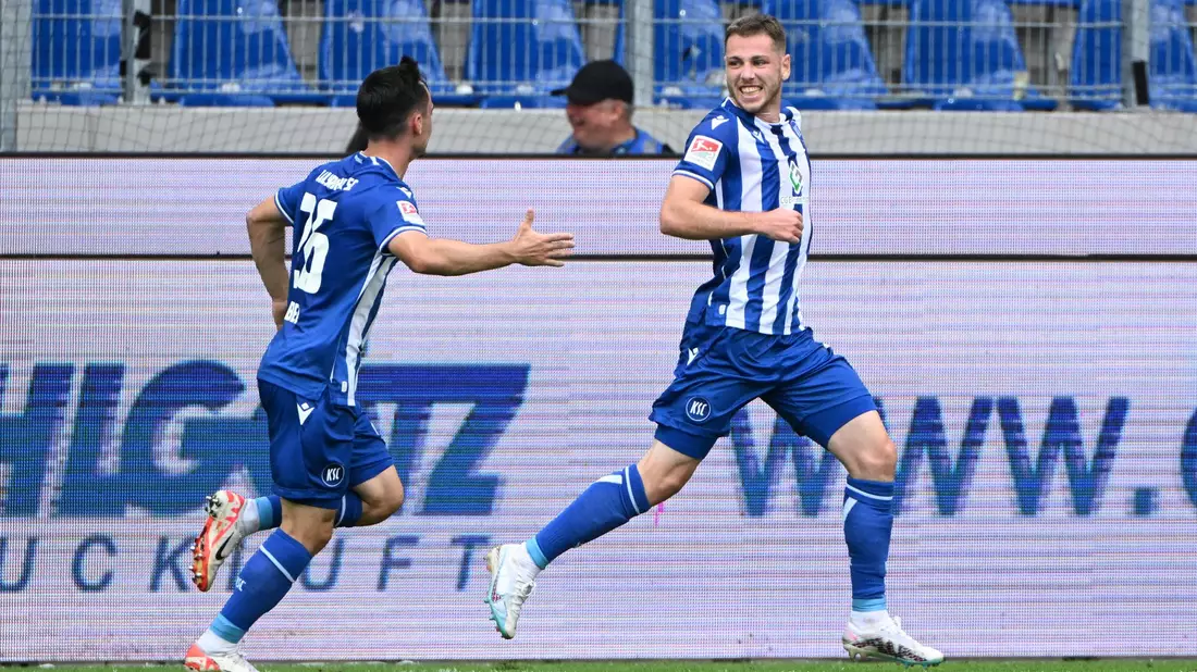 Leon Jensen (r) sorgte für das Karlsruher 1:0 gegen Eintracht Braunschweig. - Bild: Uli Deck/dpa