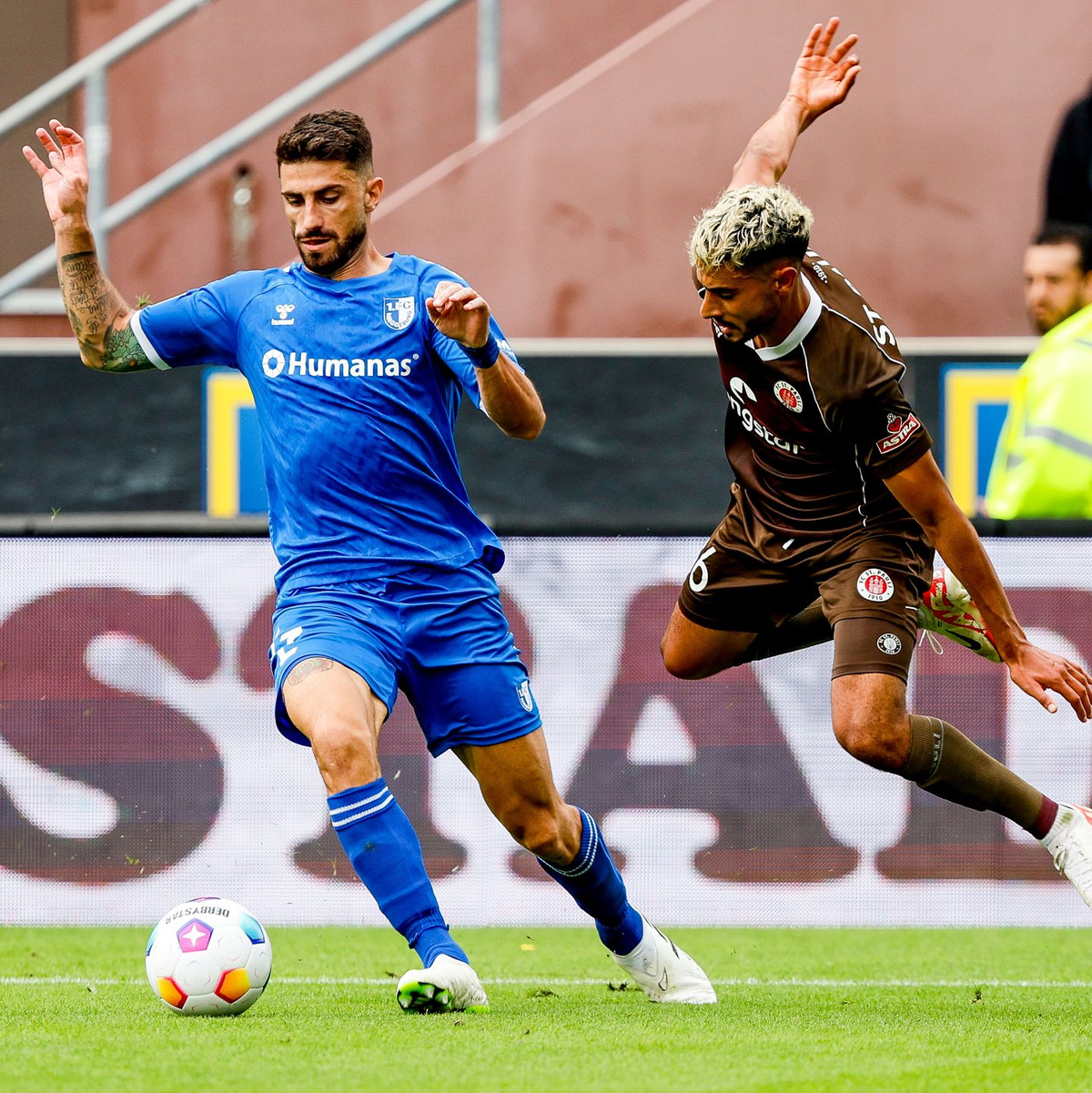 Der SV Wehen Wiesbaden erkämpfte sich ein 1:1 beim FC St. Pauli. - Foto: Axel Heimken/dpa