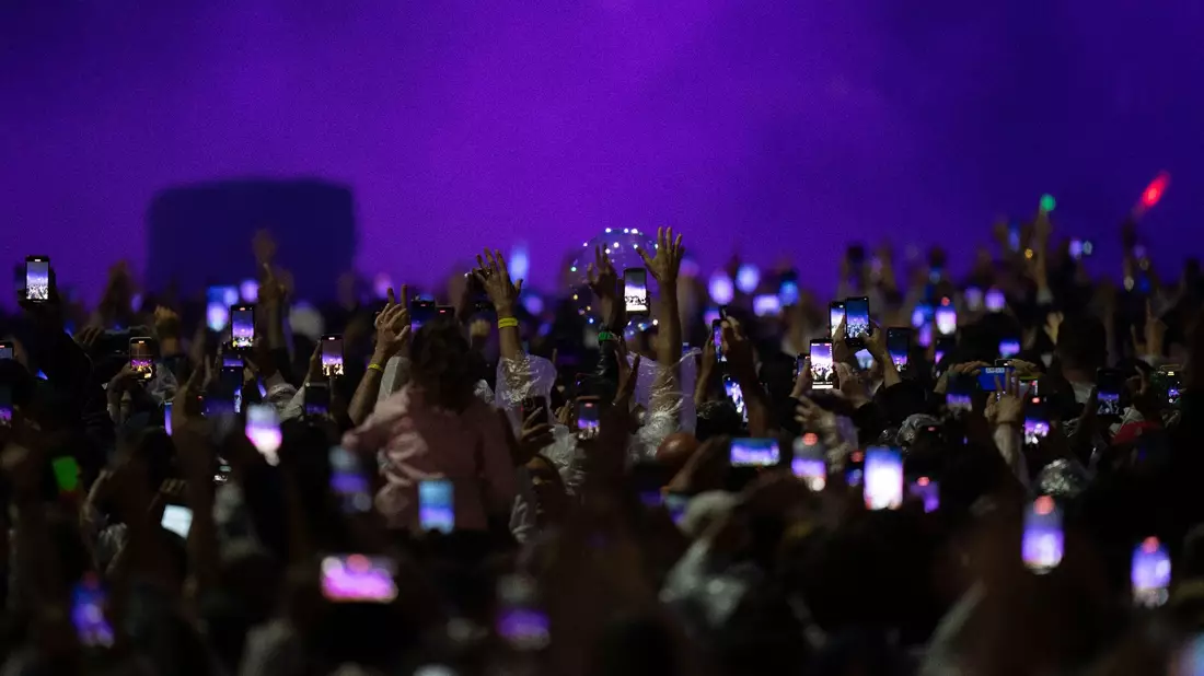 Menschenmassen beim Auftritt des brasilianischen DJs Alok: Rio de Janeiro feiert das hundertjährige Bestehen des Hotels Copacabana Palace am Strand der Copacabana. - Bild: Silvia Izquierdo/AP